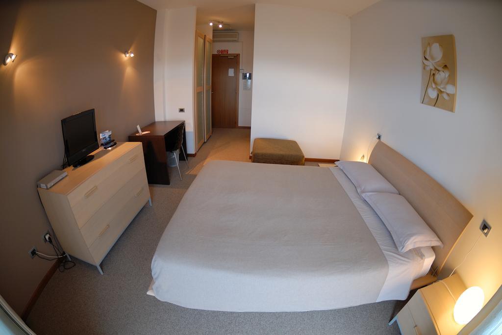 Medi Garden Hotel&Residence 阿尔巴·阿德里亚蒂卡 外观 照片