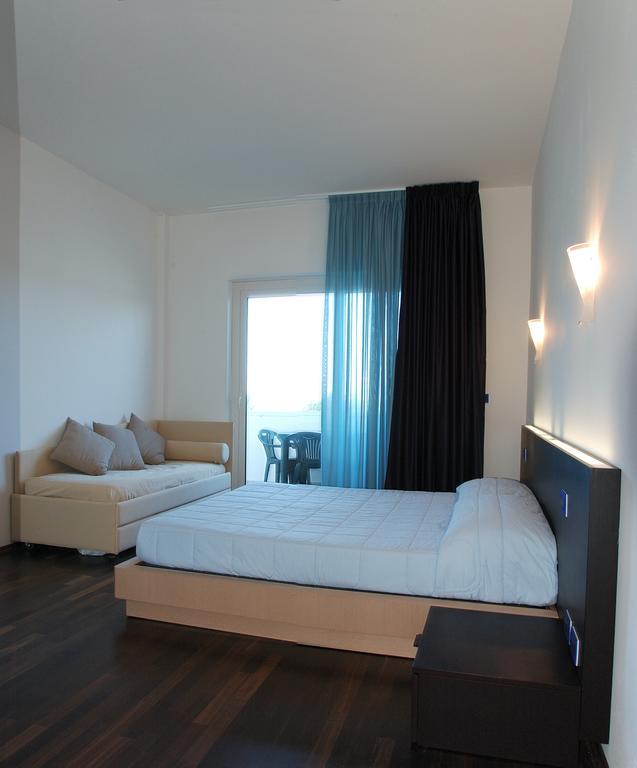 Medi Garden Hotel&Residence 阿尔巴·阿德里亚蒂卡 外观 照片