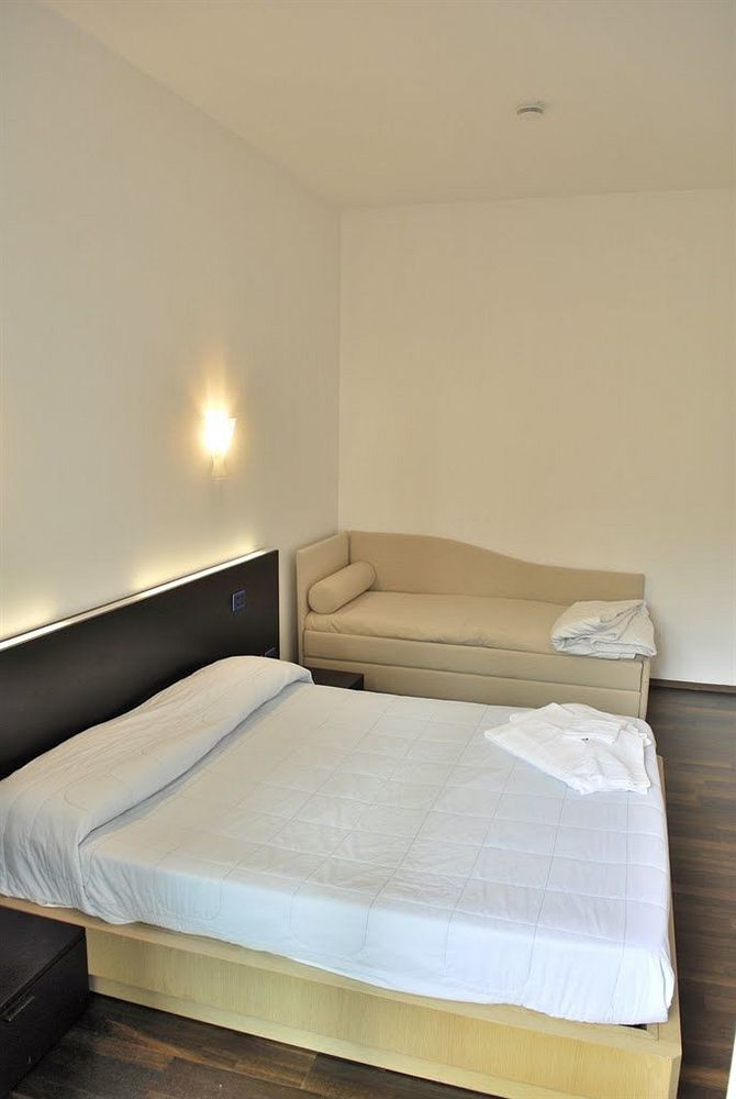 Medi Garden Hotel&Residence 阿尔巴·阿德里亚蒂卡 外观 照片