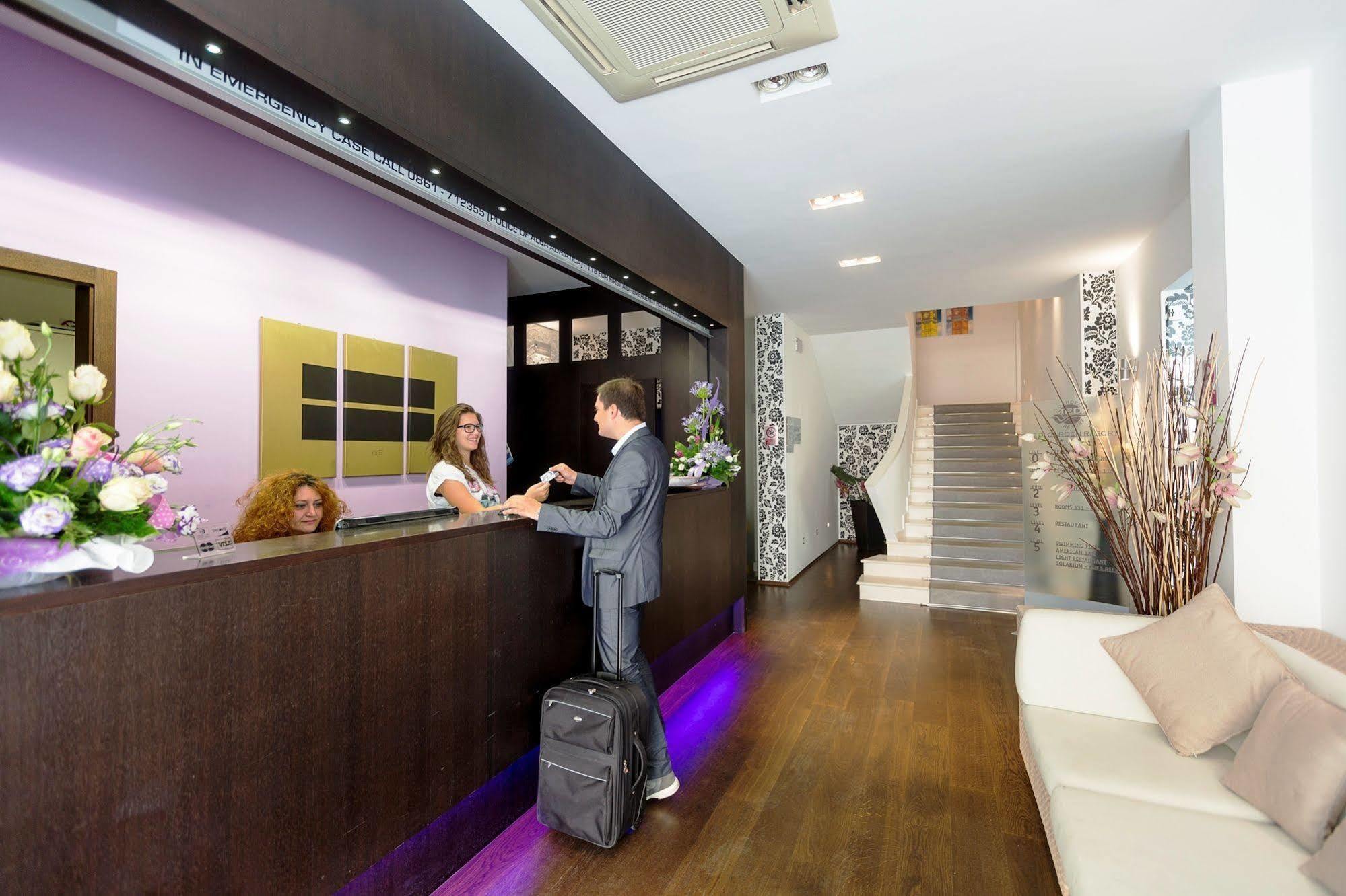 Medi Garden Hotel&Residence 阿尔巴·阿德里亚蒂卡 外观 照片